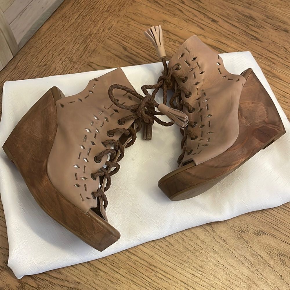 MUSSE & CLOUD WEDGE SANDALS. NEW.